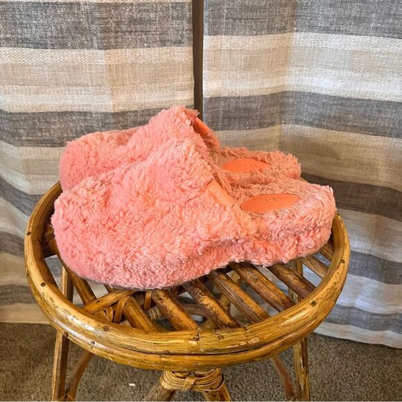 UGG Pink Fuzz‎ Sugar Slipper Clog Size 6 - Picture 1 of 13